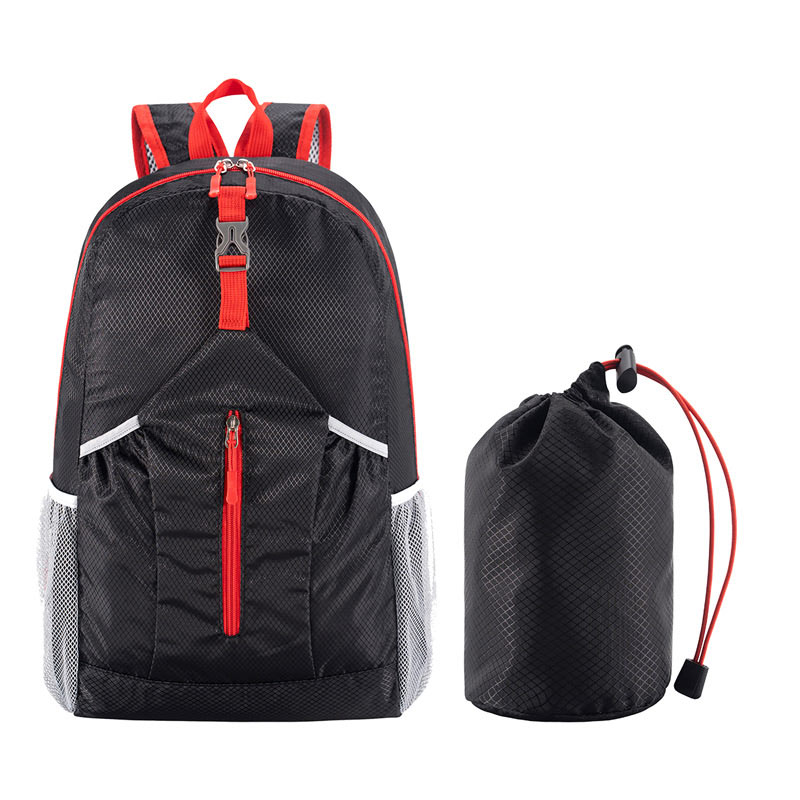 TX-235, Mochila Kallaste. Mochila que se compacta, fabricada en nylon, ligera, con bolsa de almacenamiento, fácil de transportar. Tratamiento superficial con repelente al agua, ideal para viajes al aire libre. Correas portátiles de alta densidad para un uso flexible. Correas de hombro transpirables para aliviar la fatiga. Capacidad: 24 L.